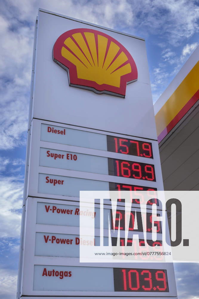 Digital price board at a Shell petrol station Nordrhein-Westfalen Deutschland, Germany GMS17941
