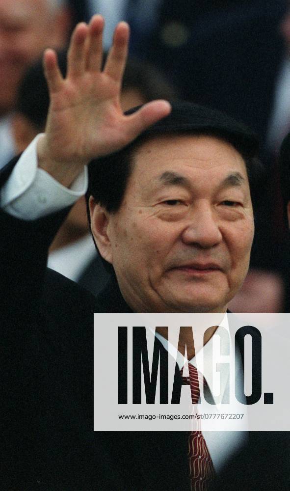 Chinese Premier Zhu Rongji arrives at the Chek Lap Kok Airport for the opening of the World Congress of Accountants. 18 November 2002 HONG KONG CHINA