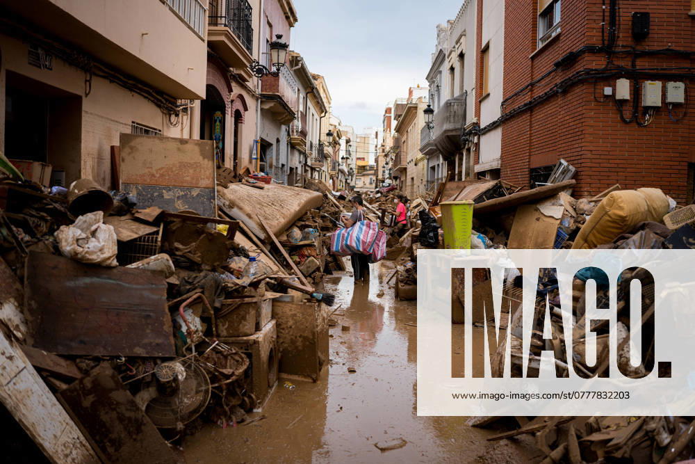 Aftermath of flash floods in Valencia, Spain - 03 Nov 2024 Locals and volunteers are seen manually cleaning up the streets filled with mud with shovels and other tools. More than 200 people were killed in flash floods that affected the area around Valencia, particularly the towns of Paiporta, Sedavì, and Benatusser, in what is considered the worst natural disaster in Spain s history and one of the worst in Europe history. The floods were caused by an atmospheric phenomenon known as Dana. With many bodies still under the rubble, the number of victims is expected to rise. Paiporta Spain