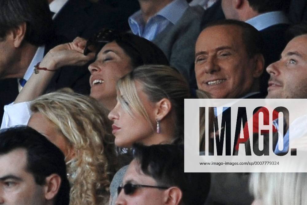 Ministerpräsident Silvio Berlusconi (ITA, hi.) und seine Tochter Barbara (Mitte) auf der Tribüne --- AC Mailand (rot) vs. Bologna FC (weiß) Andreaxstaccioli Zuschauer Tribüne people Politik Funktionär Familie privat Kind