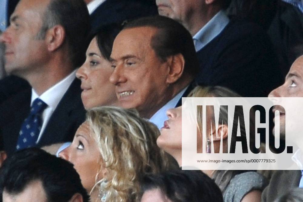 Ministerpräsident Silvio Berlusconi (ITA, Mitte) und seine Tochter Barbara (re.) auf der Tribüne --- AC Mailand (rot) vs. Bologna FC (weiß) Andreaxstaccioli Zuschauer Tribüne people Politik Funktionär Familie privat Kind