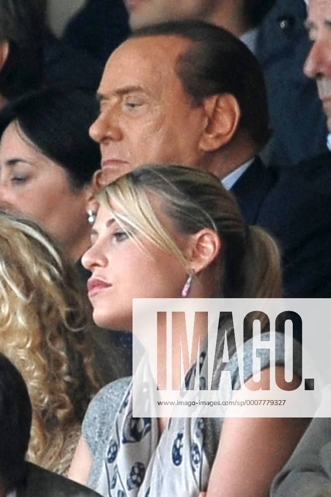 Ministerpräsident Silvio Berlusconi (ITA, hi.) und seine Tochter Barbara auf der Tribüne --- AC Mailand (rot) vs. Bologna FC (weiß) Andreaxstaccioli Zuschauer Tribüne people Politik Funktionär Familie privat Kind