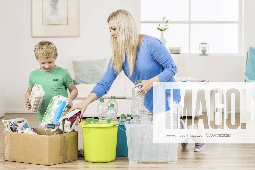 Recycling, Mutter und Sohn trennen Hausmuell (model-released)