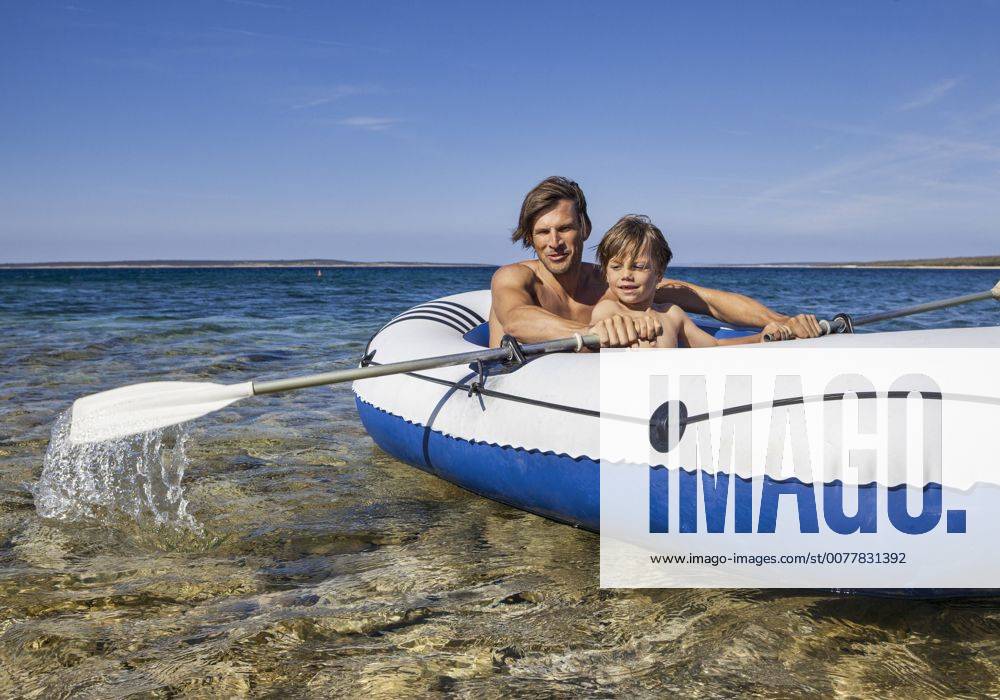Vater mit Sohn im Schlauchboot (model-released)