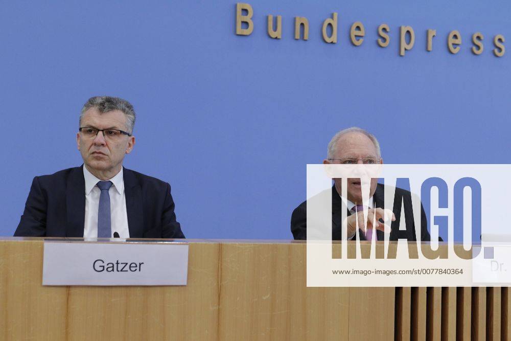 Staatssekretär Werner Gatzer, BMF, Bundesminister der Finanzen Dr. Wolfgang Schäuble, Deutschland, Berlin, Bundespressekonferenz, Thema: Eckwerte des Bundeshaushalts 2018 und des Finanzplans bis 2021