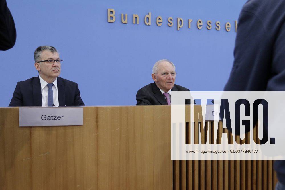 Staatssekretär Werner Gatzer, BMF, Bundesminister der Finanzen Dr. Wolfgang Schäuble, Deutschland, Berlin, Bundespressekonferenz, Thema: Eckwerte des Bundeshaushalts 2018 und des Finanzplans bis 2021