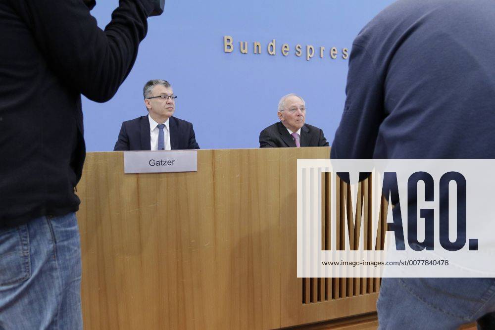 Staatssekretär Werner Gatzer, BMF, Bundesminister der Finanzen Dr. Wolfgang Schäuble, Deutschland, Berlin, Bundespressekonferenz, Thema: Eckwerte des Bundeshaushalts 2018 und des Finanzplans bis 2021