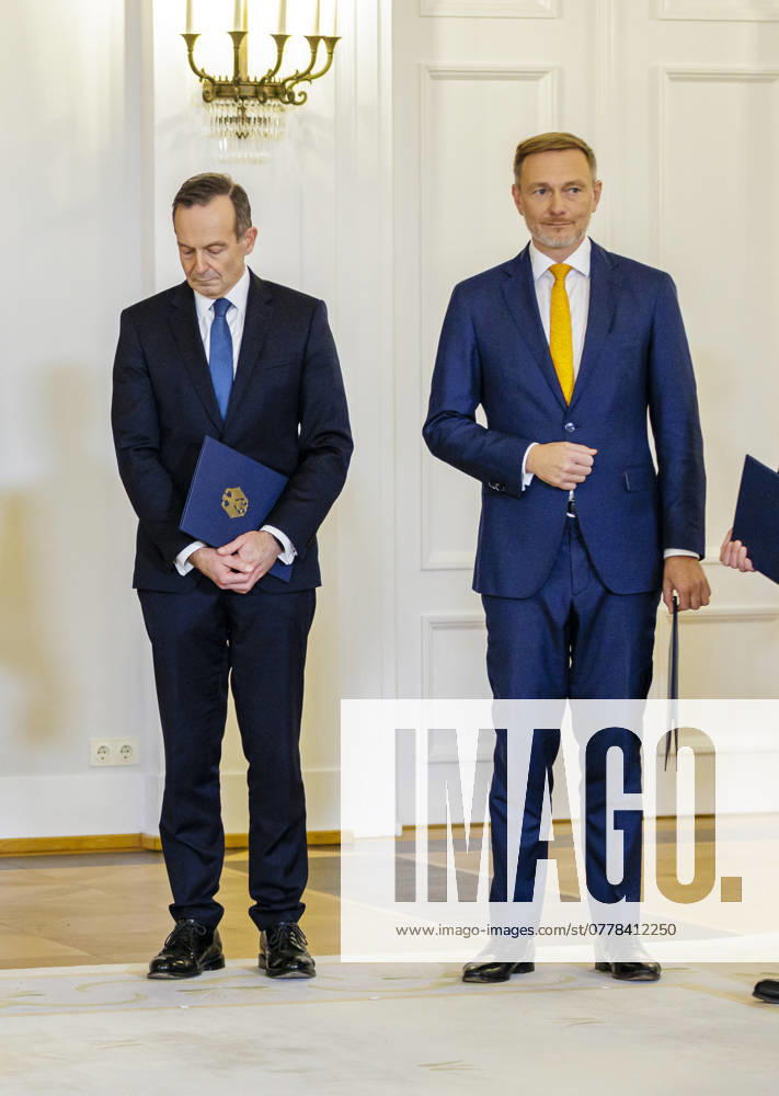 Volker Wissing, Federal Minister for Digital Affairs and Transport and new Federal Minister of Justice, with Christian Lindner FDP , former Federal Minister of Finance after receiving the certificates from the Federal President Berlin, 08 10 2024 Berlin Germany