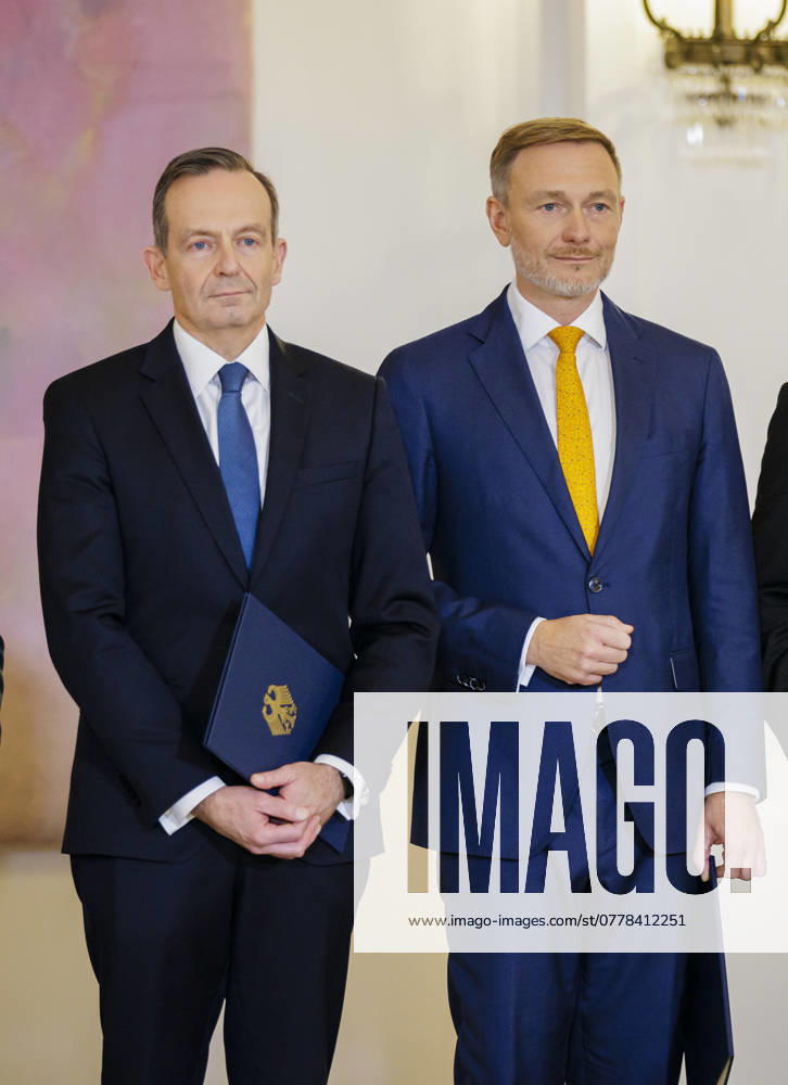Volker Wissing, Federal Minister for Digital Affairs and Transport and new Federal Minister of Justice, with Christian Lindner FDP , former Federal Minister of Finance after receiving the certificates from the Federal President Berlin, 08 10 2024 Berlin Germany