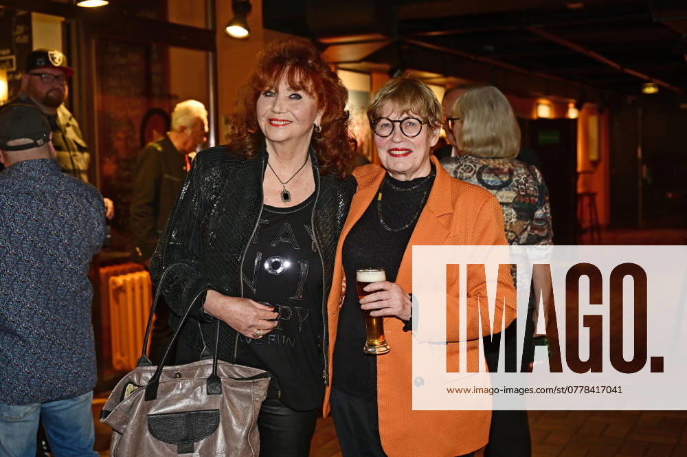 Regina Thoss and Uschi Brüning at the musical satirical book premiere Ostsüppchen bleibt Ostsüppchen 3 0 with Dagmar Gelbke and guests at Wabe Berlin, 06 11 2024 Foto:xM.xWehnertx xFuturexImagex gelbke_4161