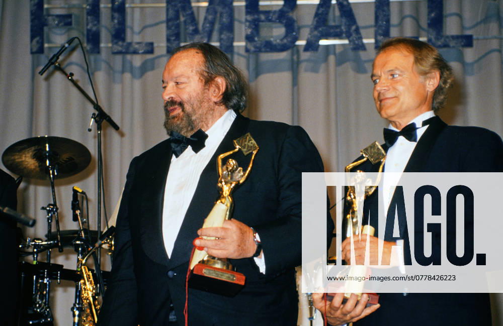 Archivbilder der Woche KW45 Das italienische Schauspieler-Duo Bud Spencer und Terence Hill, Action Helden zahlreicher Filme, wurden beim UFA Filmball 1993 in Berlin mit einem Preis ausgezeichnet.