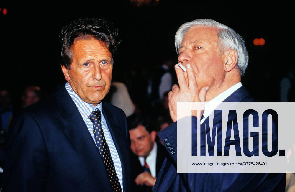 SPD Politiker und Ex Bundeskanzler Helmut Schmidt (rechts), circa 1990.