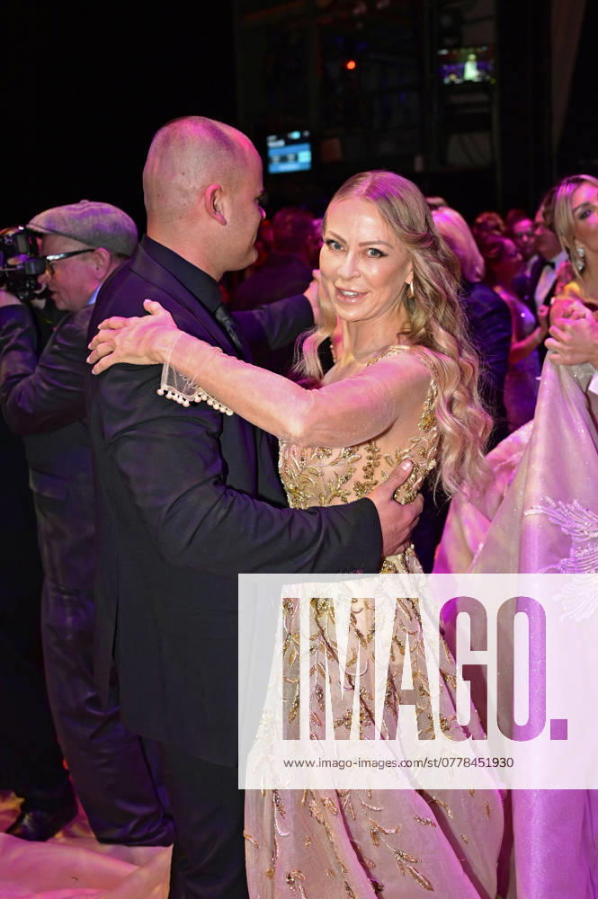 Jenny Elvers with son Paul Jolig at the 29 Leipzig Opera Ball 2024 at the Leipzig Opera Leipzig, 08 11 2024 Foto:xM.xWehnertx xFuturexImagex opernball_4385