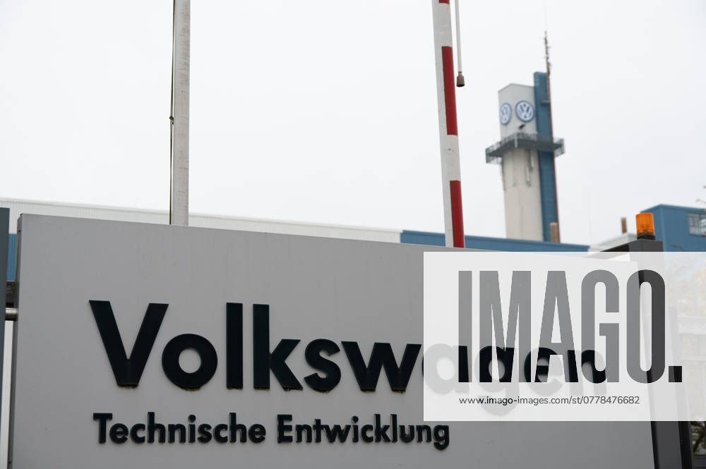 Das Volkswagen-Werk in Osnabrueck, mit 2300 Mitarbeitern groesster Arbeitgeber in der Stadt, ist von der Schliessung bedroht, Aussenaufnahme, Werkstor, VW-Logo, Osnabrueck am 09.11.2024.