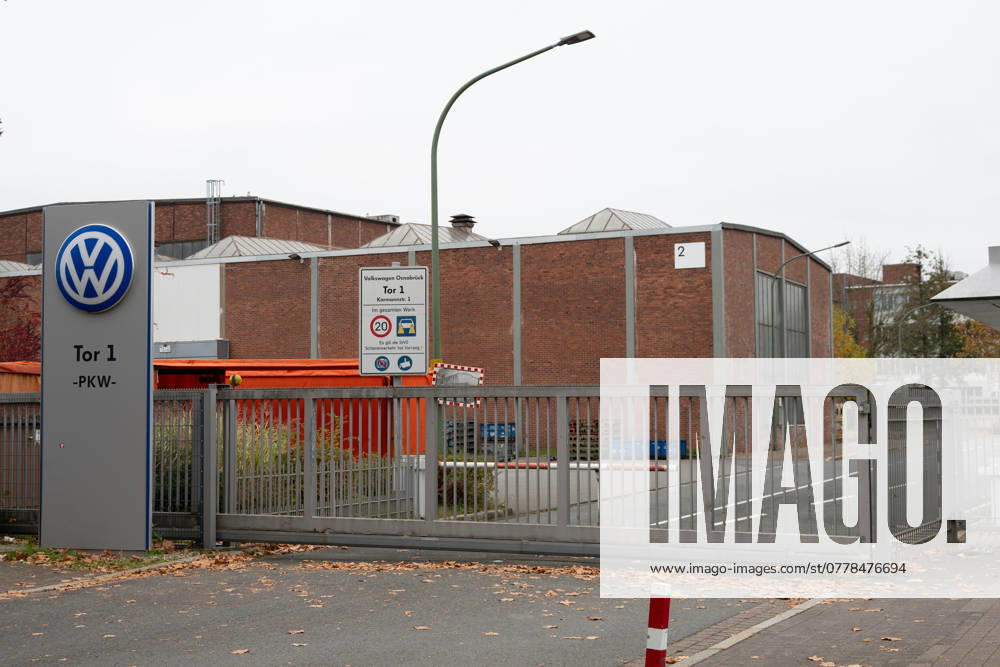 Das Volkswagen-Werk in Osnabrueck, mit 2300 Mitarbeitern groesster Arbeitgeber in der Stadt, ist von der Schliessung bedroht, Aussenaufnahme, Werkstor, VW-Logo, Osnabrueck am 09.11.2024.