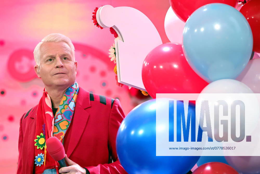 Presenter Guido Cantz next to balloons during the WDR broadcast of the celebrations Despite the rain, carnival revellers and jesters celebrate exuberantly at the start of the Cologne Carnival at Heumarkt Cologne, 11 11 2024 NRW Germany