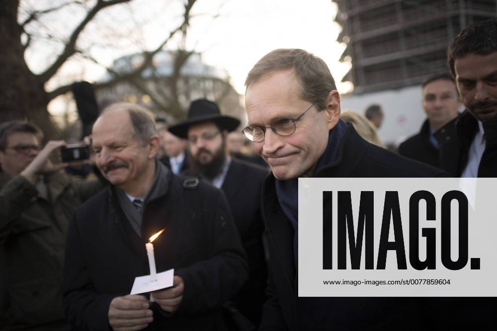 Religionen fuer ein weltoffenes Berlin, Friedenskundgebung DEU, Deutschland, Germany, Berlin, 16.03.2017 Michael Mueller, Regierender Buergermeister von Berlin, und Rabbi Yehuda Teichtal (hinten), bei der Kundgebung Religionen fuer ein weltoffenes Berlin in Gedenken an den Anschlag auf den Weihnachtsmarkt in Berlin am 19.12.2016 an der Kaiser-Wilhelm-Gedaechtniskirche auf dem Breitscheidplatz in Berlin. Das berliner Buero des American Jewish Committee AJC hat zuvor vor einer Teilnahme islamistischer Gruppen gewarnt. Die Friedenskundgebung ist organisert von einem Buendnis von Christen, Muslimen, Juden und anderer Religionsgemeinschaften erinnert an das Attentat des Terroristen Anis Amri, der mit einem gestohlenen Lastwagen in eine Menschenmenge auf den Weihnachtsmarkt gerast war und 12 Menschen toetete. Michael Mueller, Mayor of Berlin, and Rabbi Yehuda Teichtal (behind) during a peace r