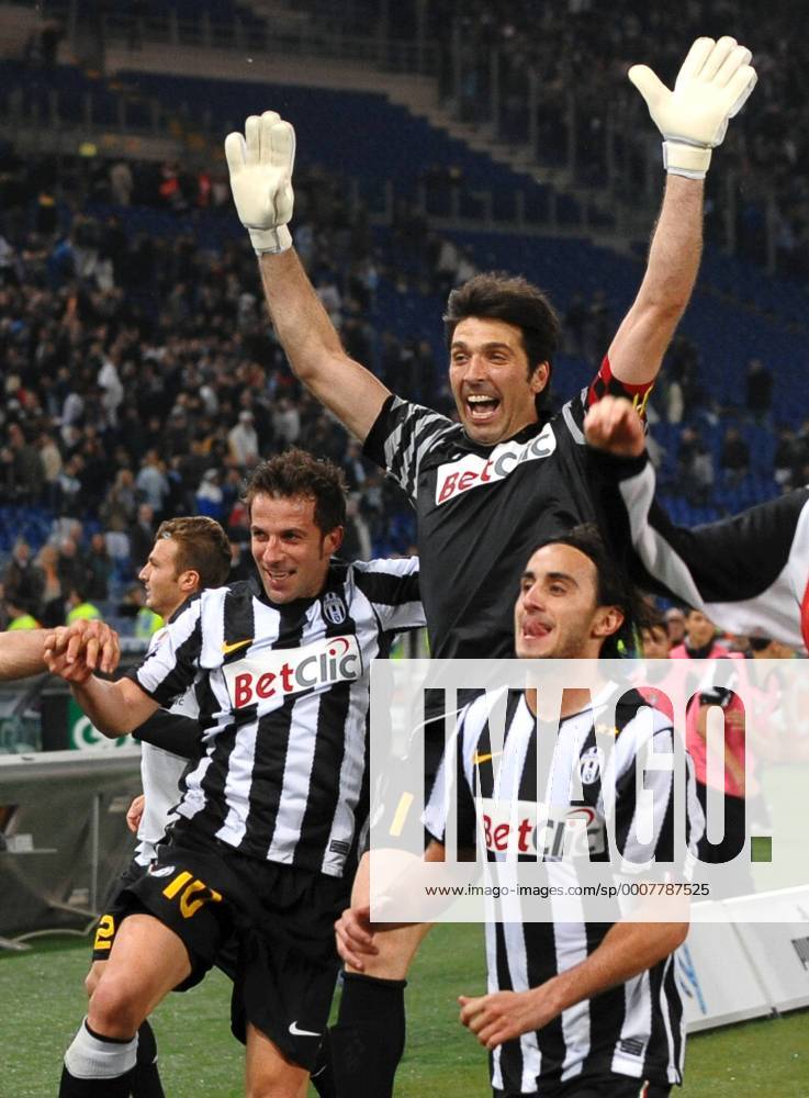 L-R: Alessandro DEL PIERO, Gianluigi BUFFON, Alberto AQUILANI, Lazio Rom (blau) - Juventus Turin (schwarz weiß) --- Andreaxstaccioli o0 Jubel, Freude