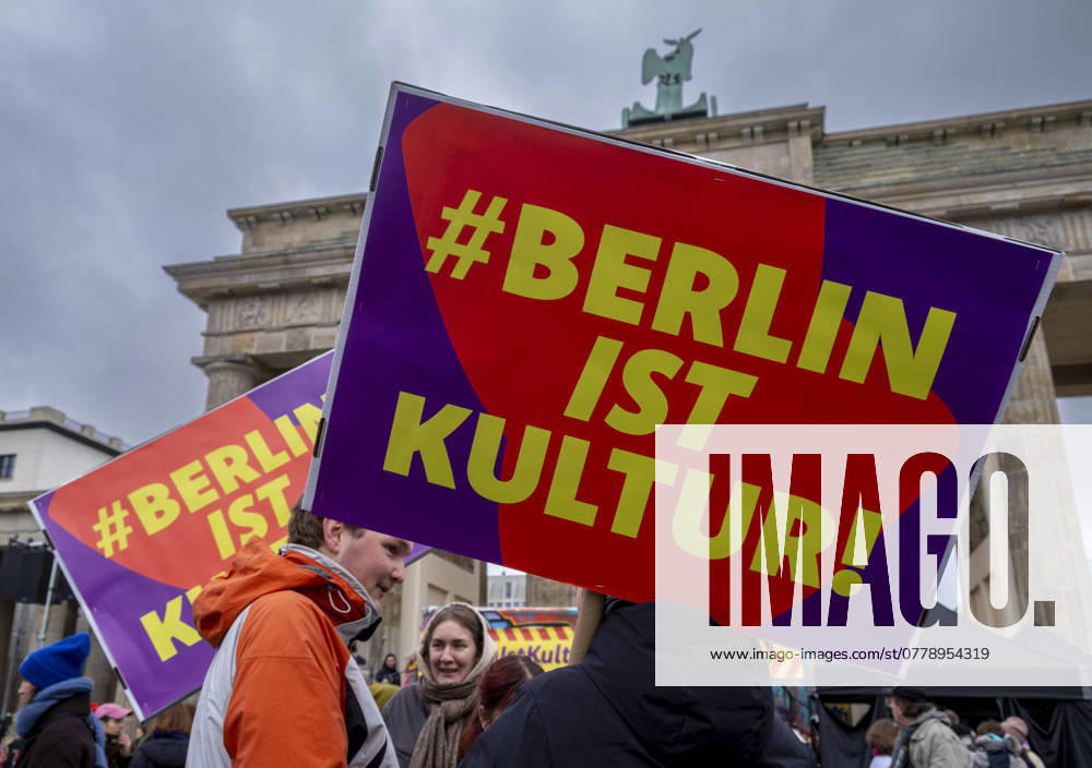 Berlin is culture Germany, Berlin, 13 11 2024, cultural scene, demonstration against cultural cutbacks, Brandenburg Gate, Â