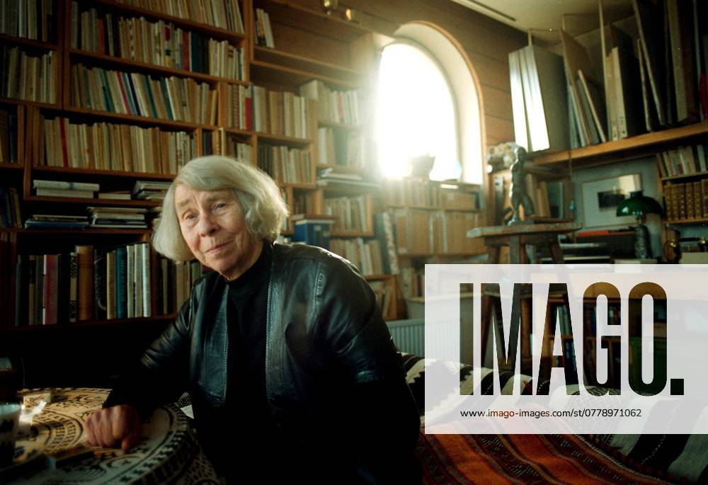 SCANPIX SWEDEN, 1991 10 11 The Finnish author Tove Jansson She is best known for the books about Moomintroll Here in the residence, Helsinki, sitting in rooms among books, bookshelves
