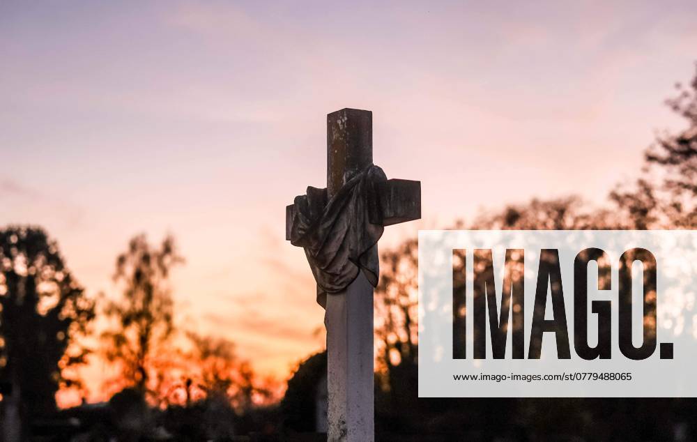 Braunau am Inn, AUT, On the road in Upper Austria, photo session, theme picture, various theme pictures, symbol picture, cemetery, Braunau city cemetery, in the picture cemetery, grave, graves, cemetery, flower arrangement, flowers, flower decoration, cross, crucifix, Jesus Christ, All Saints Day, angel, candles, grave, grave light, flowers, symbol picture, featur
