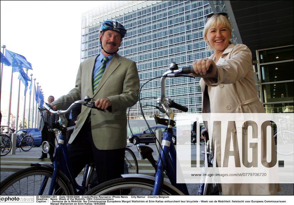 News: Week of the Mobility EEC Commissioners - Semaine de la Mobilité: les Commissaires Européens Margot Wallström et Siim Kallas enfourchent leur bicyclete - Week van de Mobiliteit: fietstocht voor Europees Commissarissen Margot Wallström en Siim Kallas 19 9 2005 Namur Belgium
