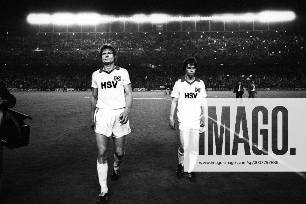 Enttäuschte Hamburger nach der Finalniederlage im Europapokal der Landesmeister 1980 in Madrid, v.li. Peter Nogly und Jürgen Milewski (beide HSV) Enttäuschung Niederlage Verlierer Abgang