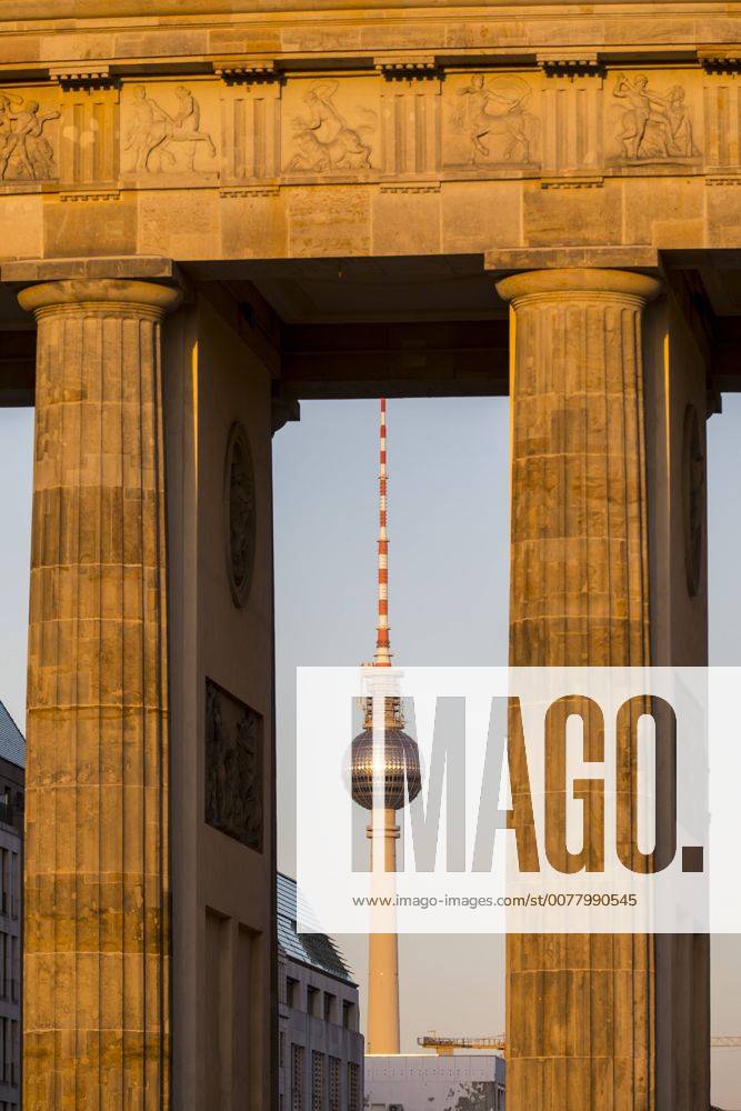 Das Brandenburger Tor in Berlin, Fernsehturm am Alexander Platz,