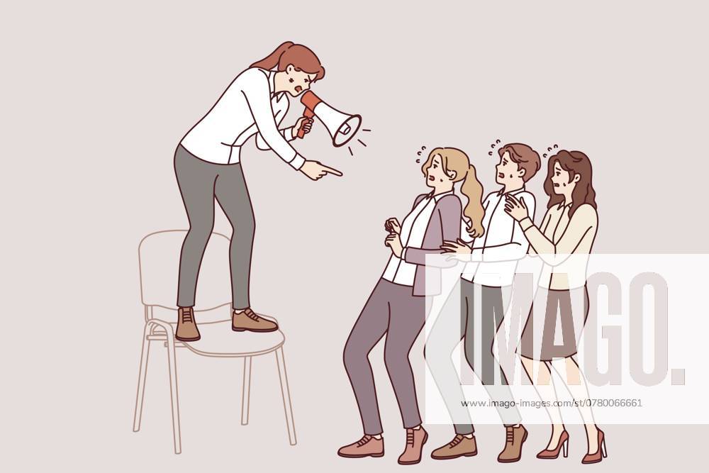 Managerin schreit Untergebene durch Megaphon an und schüchtert Mitarbeiter ein, um die Produktivität zu steigern. Giftiger Manager nutzt Hass und Mobbing, um die Führung im Unternehmen zu behalten Woman manager shouts at subordinates through megaphone, intimidating employees to increase productivity. Toxic business manager uses hate and bullying to maintain leadership in corporation