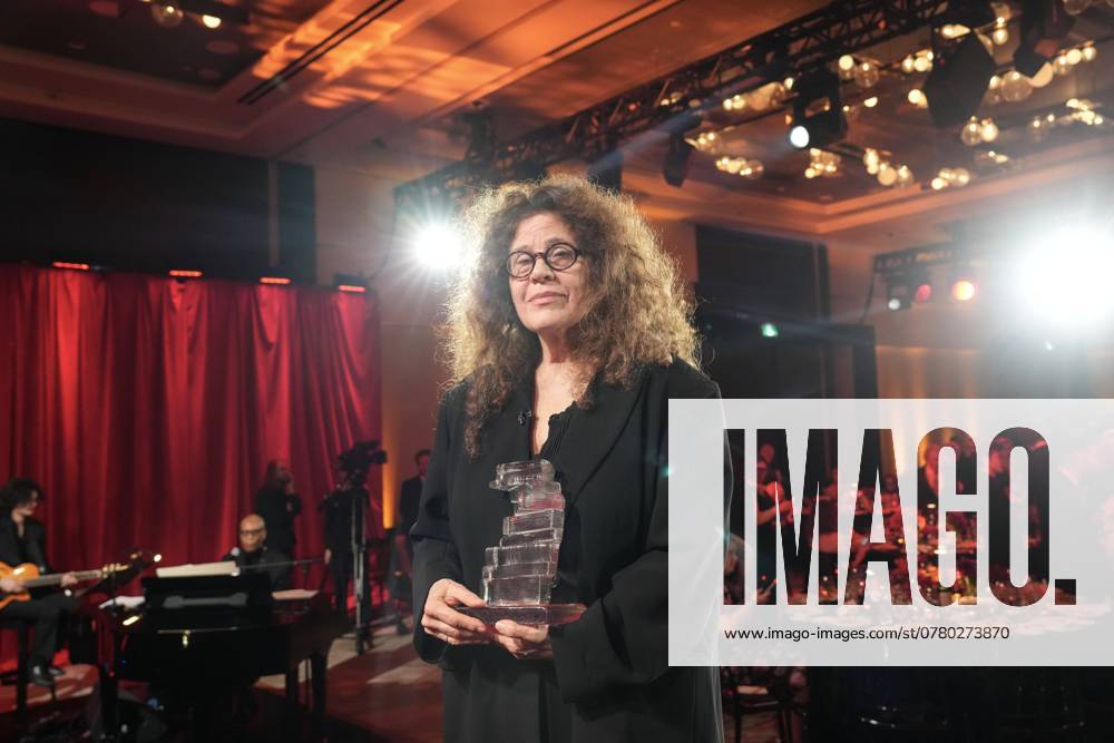 Toronto, On, CAN: Anne Michaels accepts the Giller Prize for her book Held at a ceremony in Toronto, Monday, Nov. 18, 2024. Toronto CAN - ZUMAc35_ 20241118_zaf_c35_187