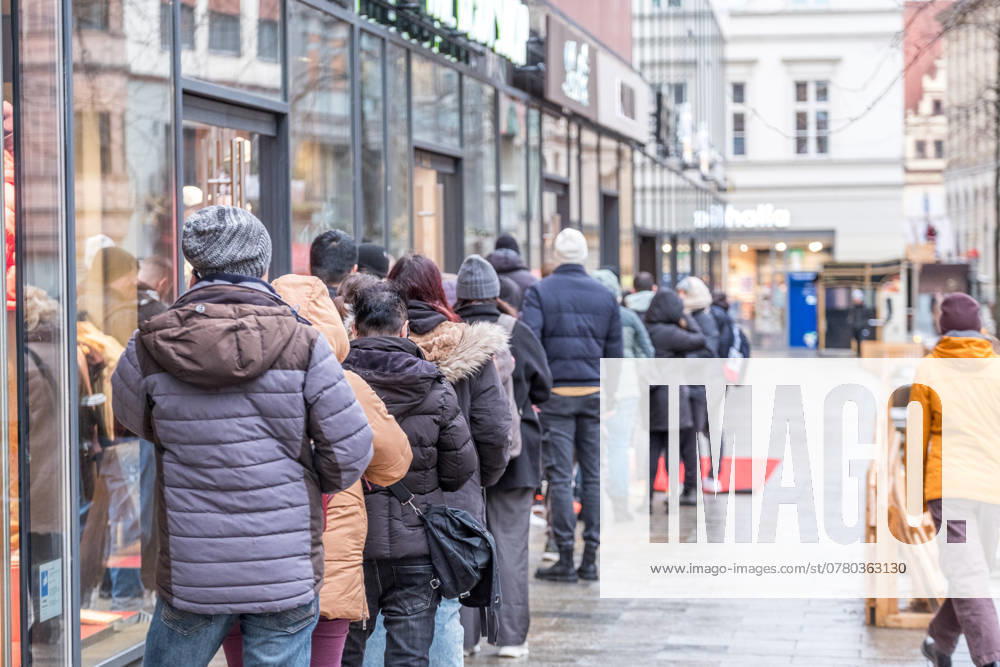 The internet hype about the so-called Dubai chocolate continues The last 100 bars of the limited 1000 bars of Dubai chocolate were sold for 14.99 today at the Lindt store on Grimmaische Strasse in Leipzig Some people waited 8 hours for Dubai chocolate Leipzig