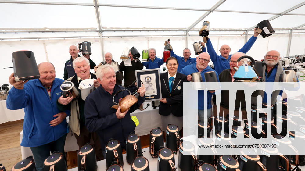 REPRO FREE *PRESS RELEASE NO REPRODUCTION FEE* The Irish Mens Shed Association Achieve Official Guinness World Record for the Largest Display of Kettles 19 11 2024 The Irish Mens Shed Association, sponsored by energy company Flogas, have successfully achieved the official Guinness World Record for the Largest Display of Kettles. Kettles are the most important tool in supporting social connection and mental wellbeing for ˜Shedders. Over one thousand new and old kettles in working order collected from Sheds nationwide and donated by Flogas were on display at the Associations annual conference and shedfest in Mucklagh Community Centre, Tullamore, Co. Offaly on Tuesday 19th November 2024. The official Guinne