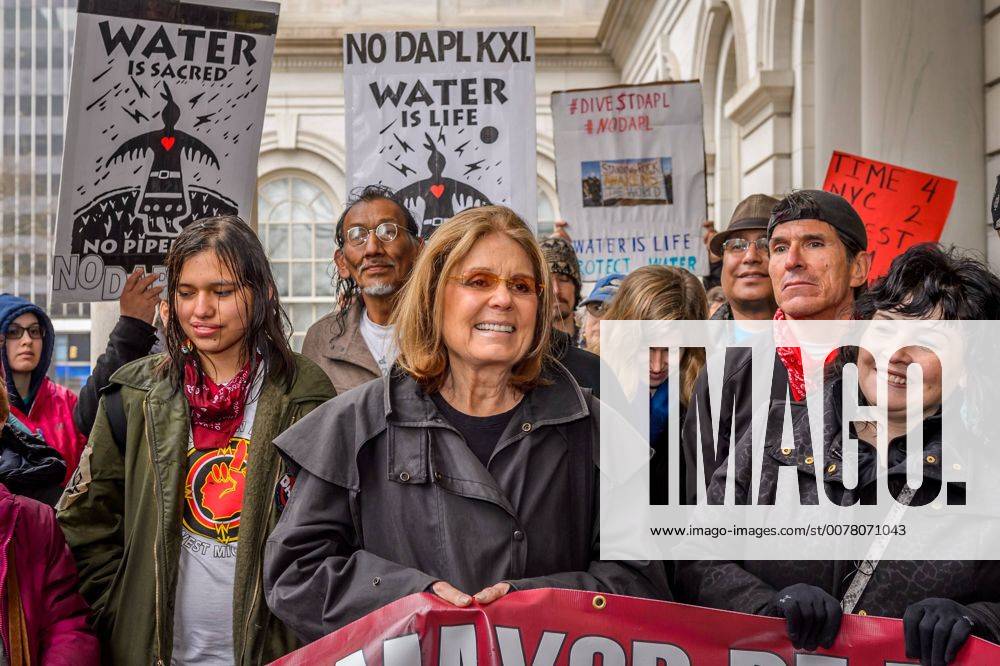 Berühmte Feministinnen, Gloria Steinem NYC: NoDAPL Encampment march to City Hall Women’s rights leader and activist icon Gloria Steinem - On the morning of April 6, 2017; the NoDAPL encampment at Wells Fargo conducted a protest march to City Hall and then a rally. ?The protest march began at Wells Fargo at 463 Broadway at 9:30am and reached City Hall for a rally at the City Hall steps with women’s rights leader and activist icon Gloria Steinem at 10:00am. The Indigenous leaders issued a moral call on the New York City Mayor Bill de Blasio, as well as the New York City Comptroller Stringer to end the city’s business with and investments into Wall Street banks attacking Native Nations. ErikxMcGregor