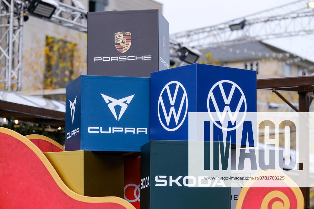 Düsseldorf 24 11 2024 Porsche Cupra VW Volkswagen Skoda car company advertising cube Christmas market Corneliusplatz Königsallee traffic turnaround combustion cars electric cars Düsseldorf North Rhine-Westphalia Germany