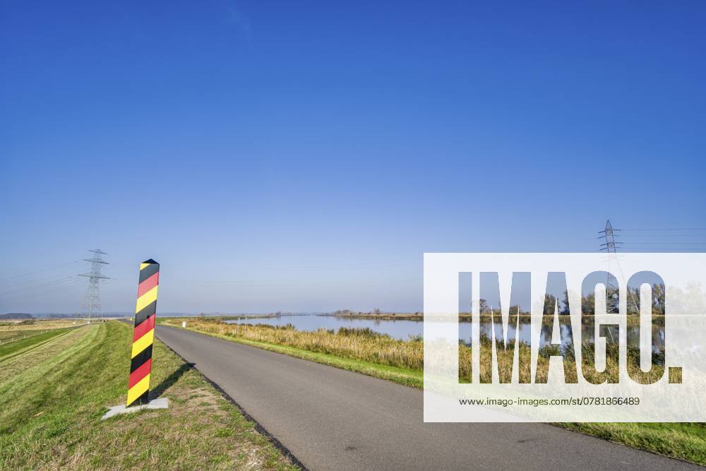 Radweg an der Westoder, Nationalpark Unteres Odertal, Brandenburg, Deutschland, Europa Cycle path along the West Oder, Lower Oder Valley National Park, Brandenburg, Germany, Europe
