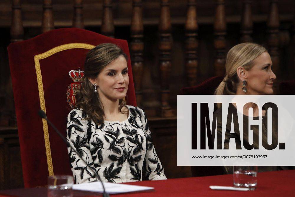 Spain s Queen Letizia and Madrid s regional Government President, Cristina Cifuentes (R), after Spanish writer Eduardo Mendoza received the Miguel de Cervantes 2016 Award, during a ceremony held at Alcala de Henares University, outskirts of Madrid, Spain, 20 April 2017. Cervantes Prize is annually awarded to honour the lifetime achievement of an outstanding writer in the Spanish language. SPANISH ROYAL COUPLE CHAIRS CERVANTES 2016 AWARD CEREMONY !ACHTUNG: NUR REDAKTIONELLE NUTZUNG!