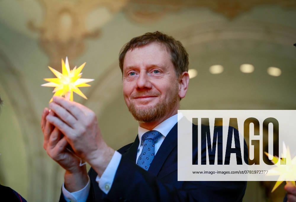 Praesentation der neuen Herrnhuter Sterne Edition Frauenkirche Dresden in der Frauenkirche in Dresden. (Foto vom 25.11.2024: Der saechsische Ministerpraesident Michael Kretschmer (CDU) hat das erste Exemplar uebergeben bekommen) Das Modell Frauenkirche Dresden der ostsaechsischen Herrnhuter Sterne GmbH leuchtet in den Farben gelb und weiss. Anlass ist die 20-jaehrige Zusammenarbeit der Stiftung Frauenkirche Dresden und der Herstellerin der traditionsreichen Herrnhuter Sterne. Bereits 2004, ein Jahr vor der feierlichen Weihe der wiederaufgebauten Dresdner Frauenkirche, stellte die Herrnhuter Firma eine Sonderanfertigung fuer die Frauenkirche her, einen Stern in Gelb mit einem Durchmesser von 1,90 Meter. Er leuchtet seither in der Advents