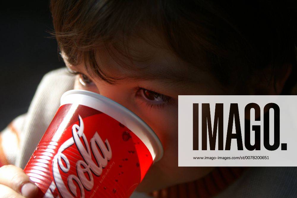 Eine kleiner Junge trinkt Coka-Cola aus einem Pappbecher, Model-Release, 2007 McPSTO