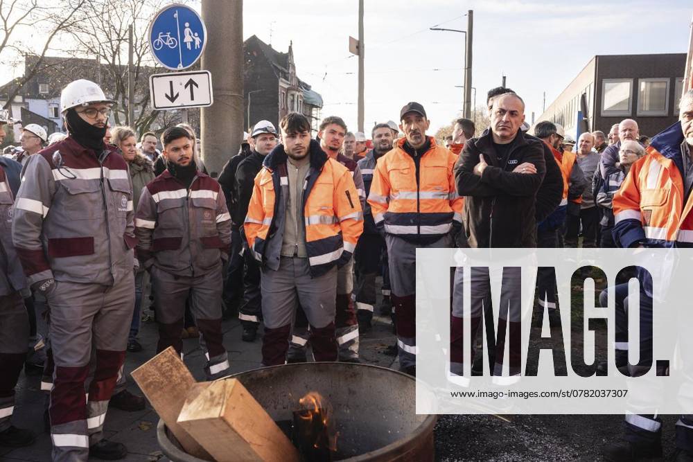 Protest against job cuts at ThyssenKrupp Steel in Duisburg Protest against job cuts at ThyssenKrupp Steel in Duisburg on Tuesday, November 26, 2024 Information from the Works Council in front of Gate One Duisburg NRW Duisburg Copyright STEFANxAREND