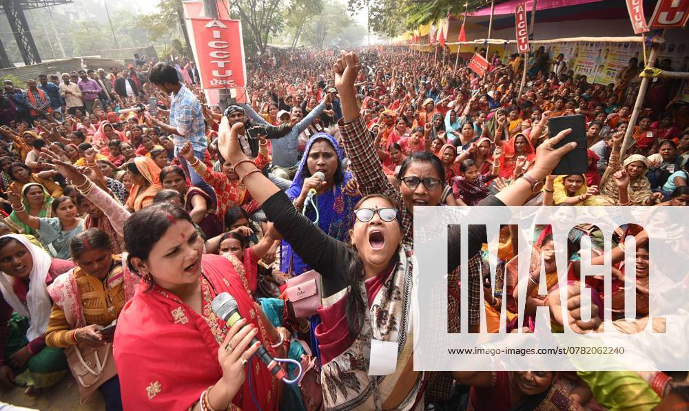 Bilder des Jahres 2024, News 11 November News Bilder der Tages PATNA, INDIA - NOVEMBER 26: Members of Bihar Jeevika Didi Cadre Sangh stage a protest demanding a hike in their wages, at Gardanibag on November 26, 2024 in Patna, India. (Photo by Santosh Kumar Hindustan Times ) Bihar Politics And Governance