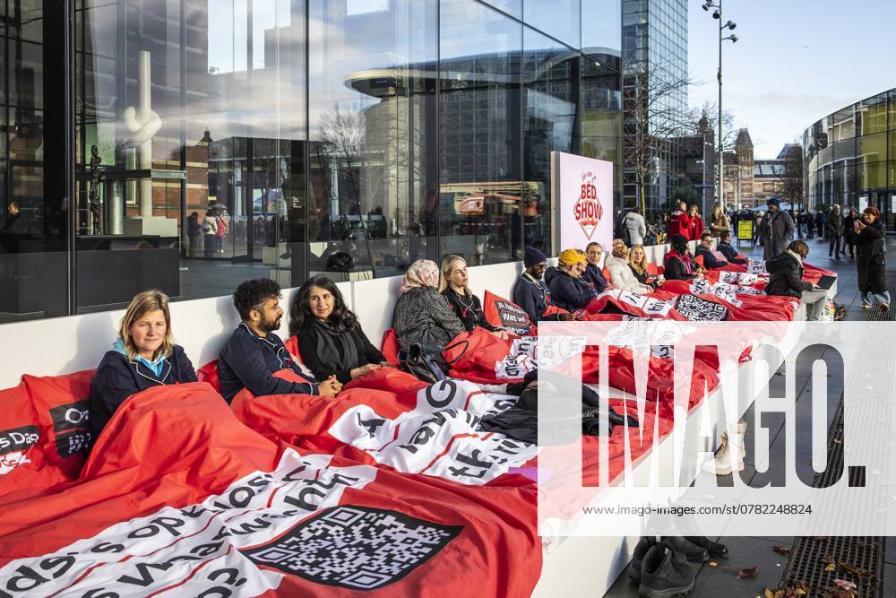 AMSTERDAM - A 20-meter-long bed stands on Museumplein in the run-up to World AIDS Day. On the bed, passersby are invited to have a conversation about HIV and AIDS. ANP DINGENA MOL netherlands out - belgium out