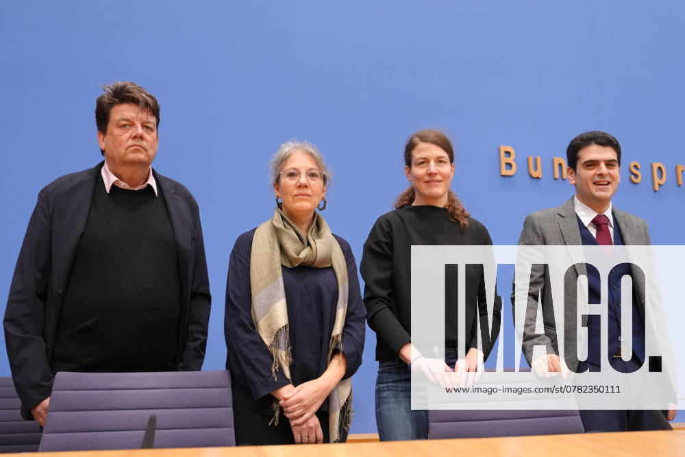 Federal Press Conference, The arrest warrants of the ICC and Germanys role Wolfgang Kaleck together with Prof Hanna Kienzler, Prof Dr Christine Binzel and Prof Michael Barenboim at the Federal Press Conference on the statement of the arrest warrants of the ICC and Germanys role, Berlin , 29 11 2024 Berlin Berlin Germany