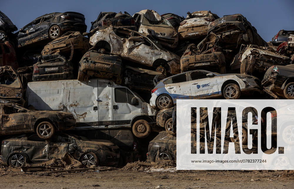 One month after the passage of the DANA through Valencia Scrapping of vehicles affected by the DANA in an industrial area of Catarroja, one month after the passage of the DANA through Valencia, on November 29, 2024, in Catarroja, Valencia, Comunidad Valenciana Spain The DANA has left a total of 222 fatalities and four missing people In addition, it destroyed thousands of homes and commercial premises, schools, public buildings, parks, lampposts and trees, and has left a large percentage of the population without a car As of today, more than 2,000 residents have not been able to return to their homes and 9,500 students are still unable to attend school 29 NOVEMBER 2024 DANA CATARROJA DESGUACE Catarroja, Valencia Comunidad V Catarroja, Valen