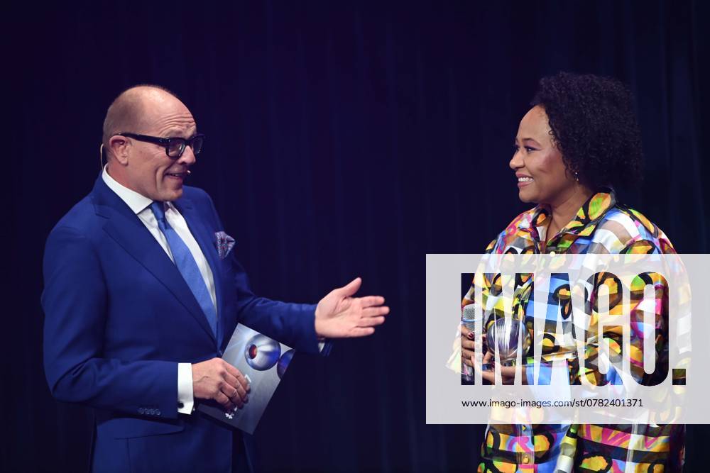 Emeli SANDE, right, singer, receives the honorary award of the German Sustainability Award, left Stefan SCHULZE HAUSMANN, Chairman of the Board of the German Sustainability Award Foundation German Sustainability Award ceremony in Duesseldorf on 29 11 2024