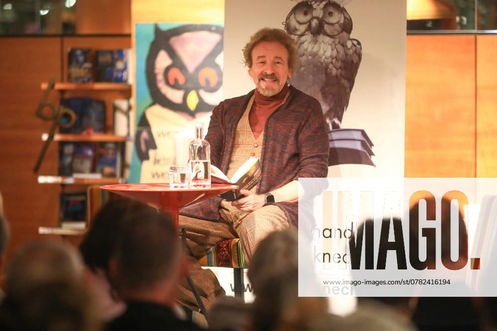 Book presentation with Thomas Gottschalk in Erfurt Erfurt, 29 11 2024 Thomas Gottschalk at his book presentation in the Peterknecht bookstore in Erfurt Thuringia Germany