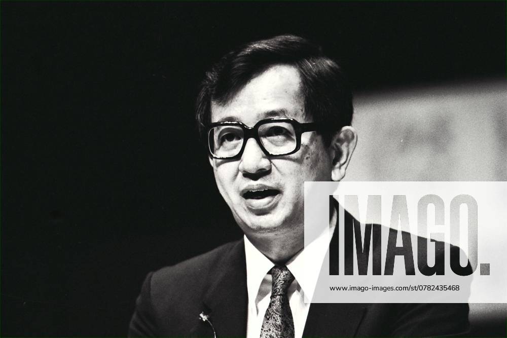 Professor Lee Yuan Tseh giving an address at the City Hall. Professor Lee was one of the 1986 Nobel Prize winners.