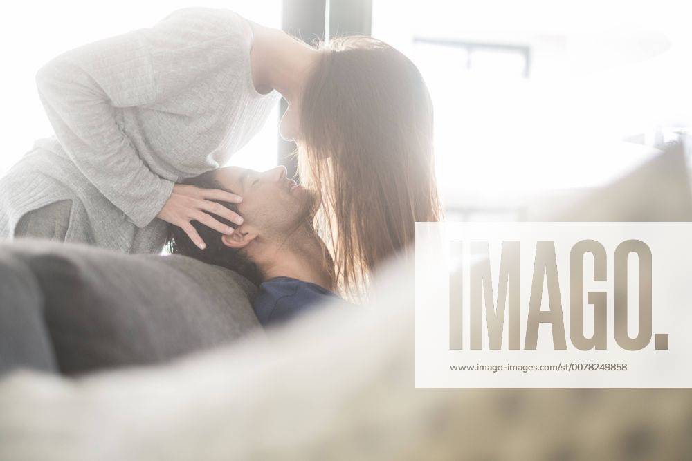 Young couple in love at home model released Symbolfoto property released SIPF01519