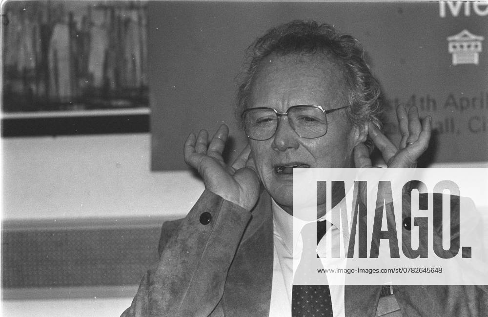 Who told you that all conductors got good ears? Even Klaus Tennstedt, the Principal Conductor of the London Philharmonic, can t hear what a reporter asked. Or is he turning a deaf ear to some silly questions?