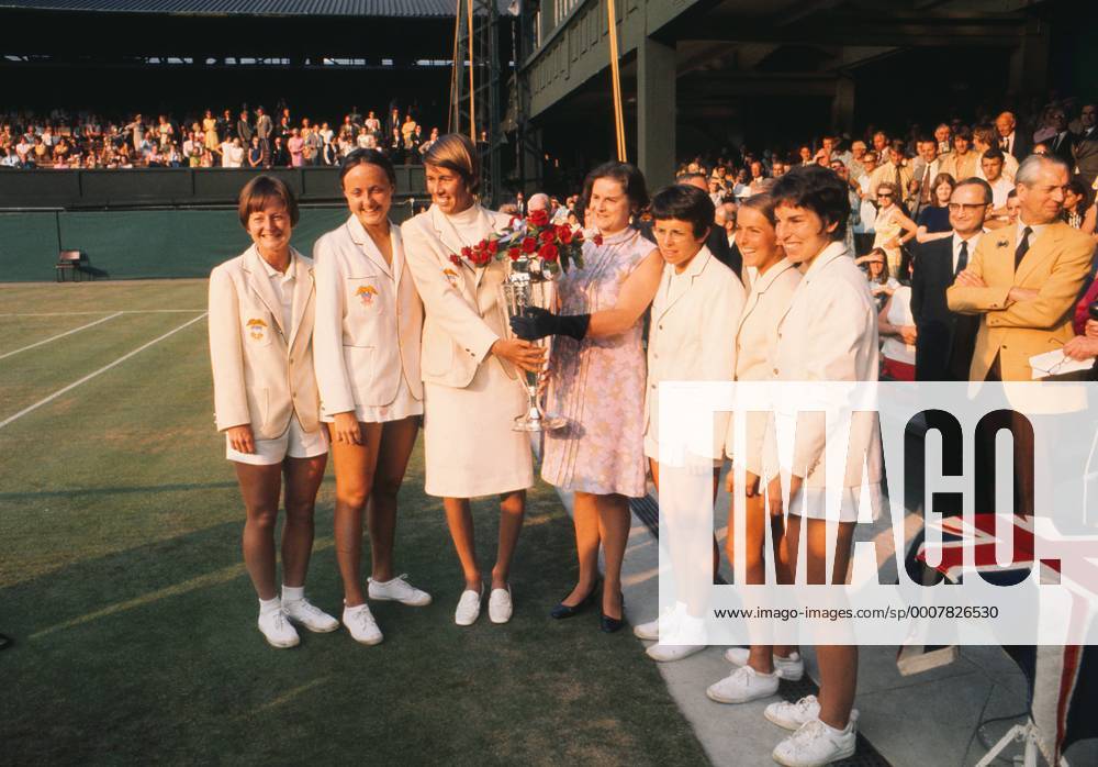 Womens Tennis : USA winning team with the Wightman Cup at Wimbledon L to R. Nancy Richey,Peaches Bartkowicz,US Team coach Doris Hart,Unknown,Billie Jean King,Mary Anne Curtis,Julie Heldman,. 14 06 1970 GBR v USA o0 Sieg Finaleer Sieg Finale Pokal Objekte Trophäe
