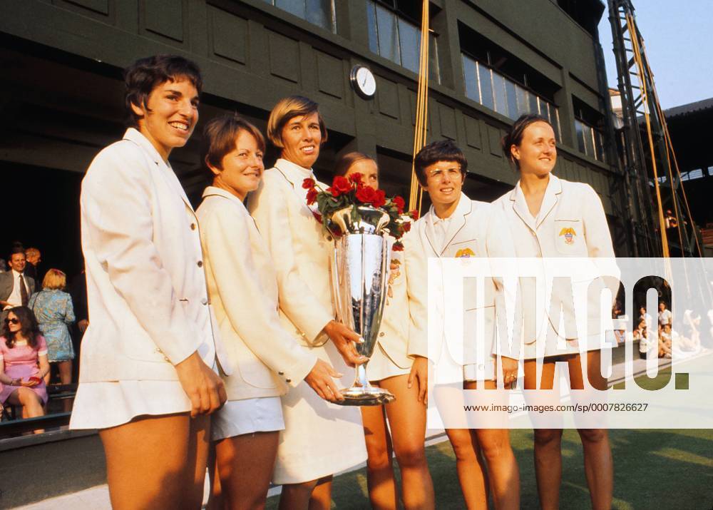 Womens Tennis : USA winning team with the Wightman Cup at Wimbledon L to R. Julie Heldman,Nancy Richey,US Team coach Doris Hart,Mary Anne Curtis,,Billie Jean King,Peaches Bartkowicz. 14 06 1970 GBR v USA o0 Sieger Sieg Objekte Trophäe Finale
